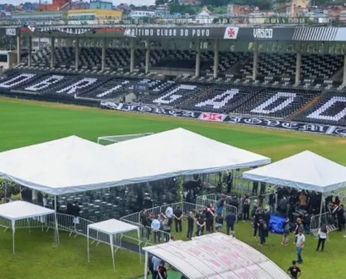 Diferente da cerimônia com Pelé, velório de Dinamite tem campeões mundiais e rivais