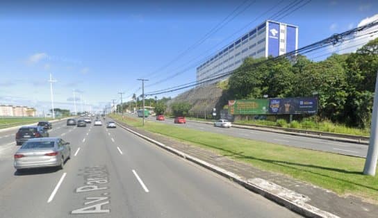 Imagem de Carro e moto colidem na Avenida Paralela; Transalvador está no local