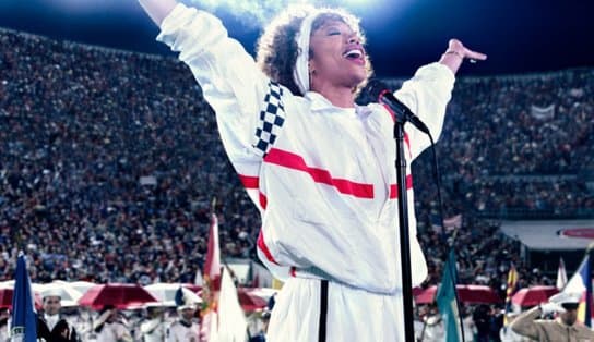 Imagem de Whitney Houston ganha tributo em Salvador com shows de drags e estreia de filme