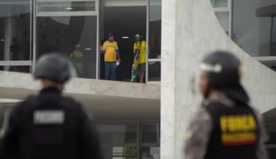 Imagem de PF libera idosos e mães com crianças detidos em atos terroristas; quase 600 pessoas foram soltas