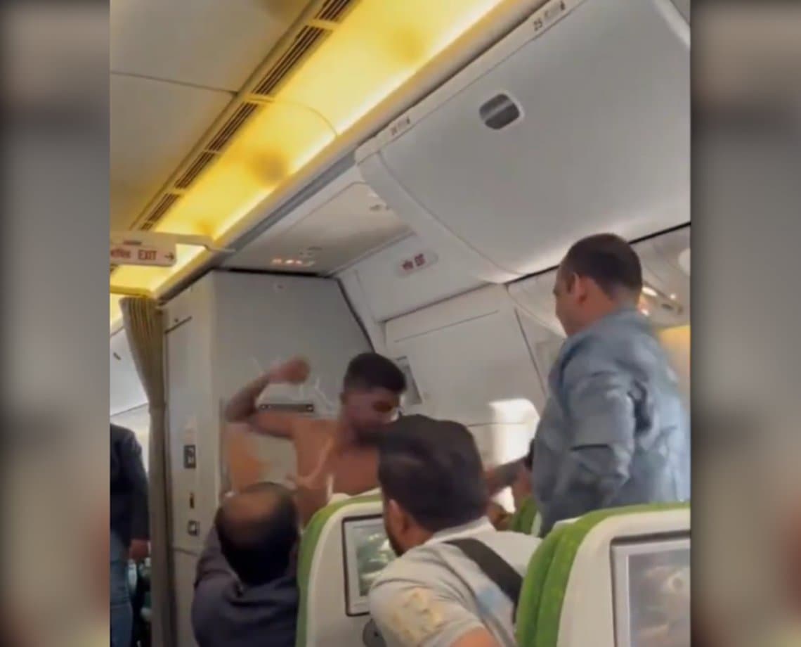 Vídeo mostra troca de socos dentro de avião, briga foi motivada por assento