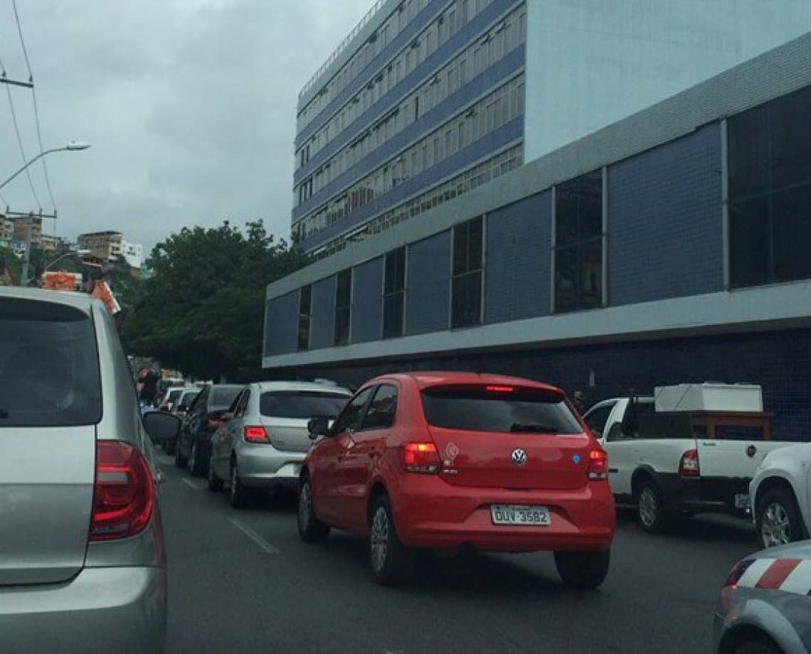 Trânsito flui sem restrições nas principais vias de Salvador; Cidade Baixa registra intensidade no fluxo