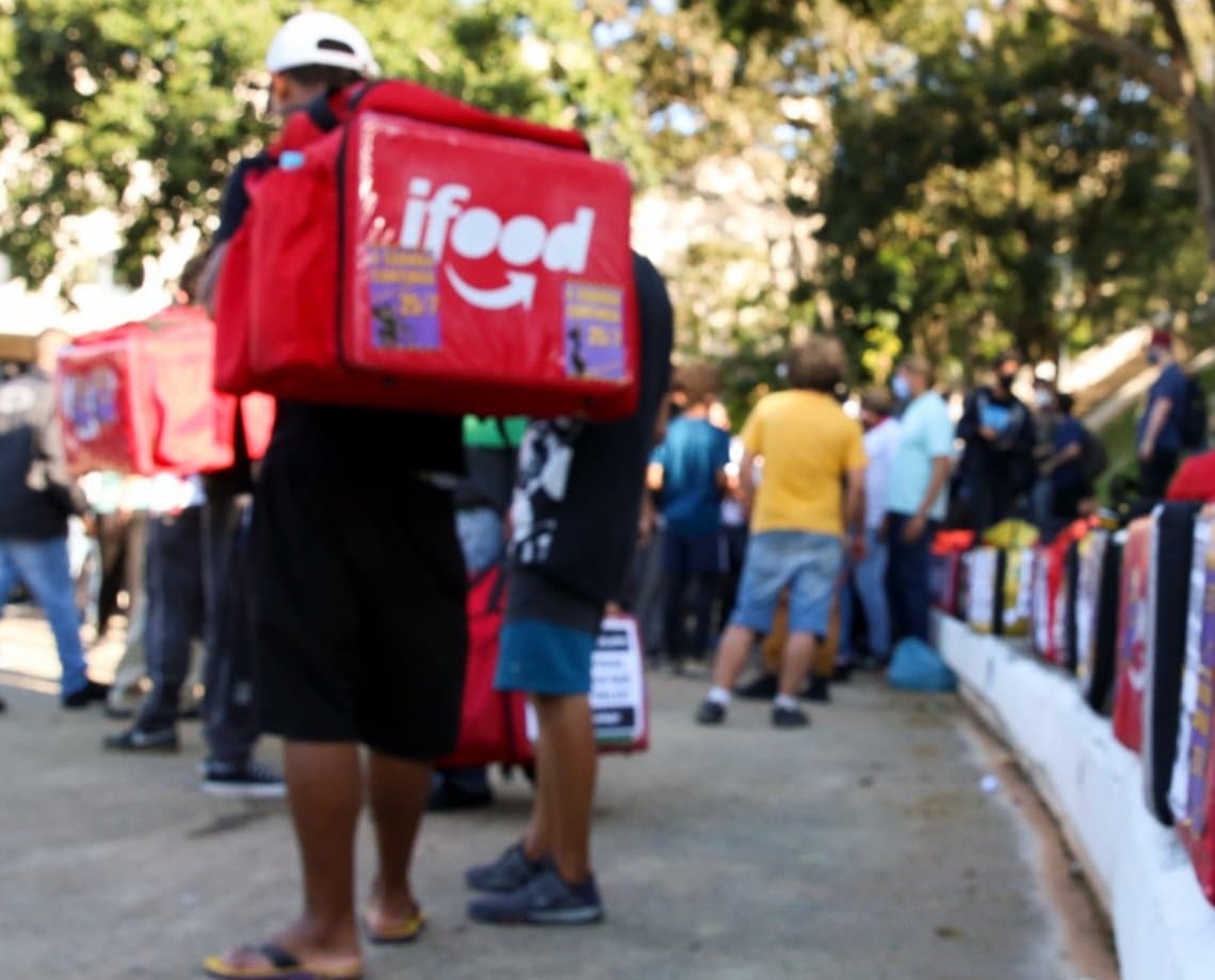 Cerca de 40 motoboys realizam protesto contra loja de aluguel de motos na Avenida Barros Reis 