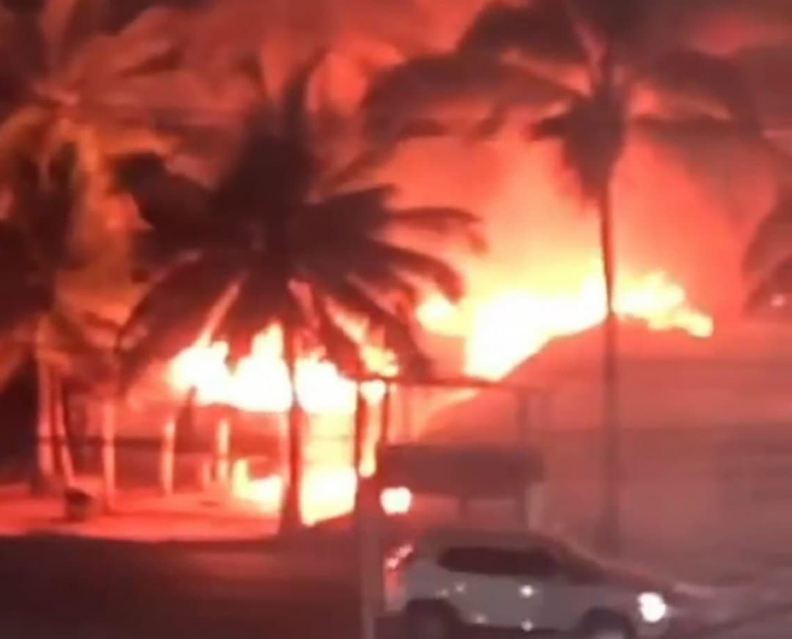 Cabana de praia pega fogo em Ilhéus e chamas atigem coqueiros; veja vídeo  