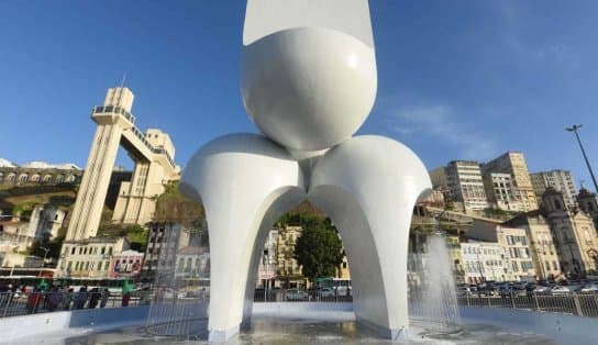 Imagem de Monumento de Mário Cravo Jr. é reinaugurado após incêndio; novo material não pega fogo