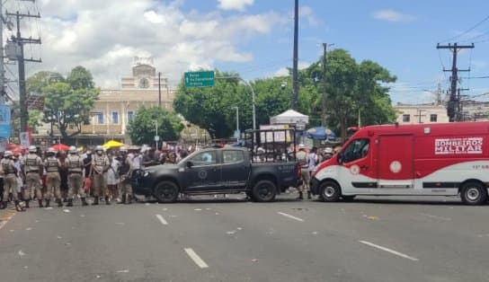 Imagem de Mochila arremessada na Lavagem do Bonfim gera suspeita de bomba e Bope é acionado; "hipótese descartada" 