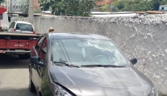 Imagem de Carro roubado é encontrado no bairro de Santa Mônica após denúncias, em Salvador 