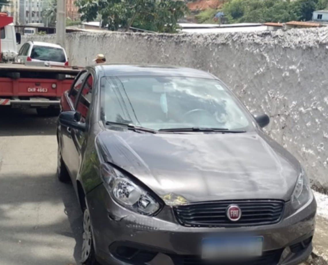 Carro roubado é encontrado no bairro de Santa Mônica após denúncias, em Salvador 