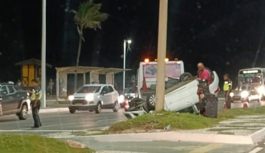 Imagem de Carro capota em Piatã e deixa trânsito complicado na orla