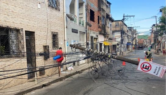 Imagem de Caminhão carregado de madeiras derruba poste no bairro do Uruguai, em Salvador