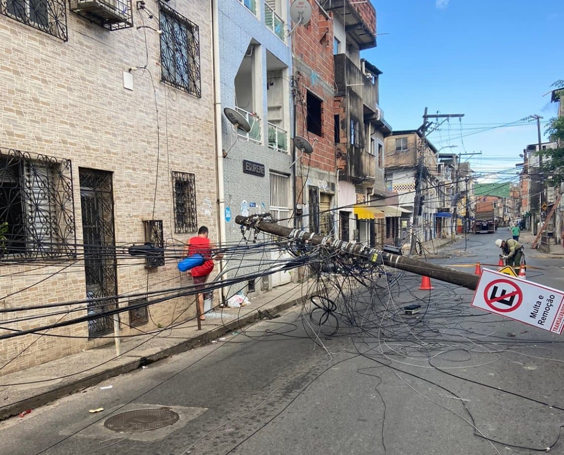 Caminhão carregado de madeiras derruba poste no bairro do Uruguai, em Salvador