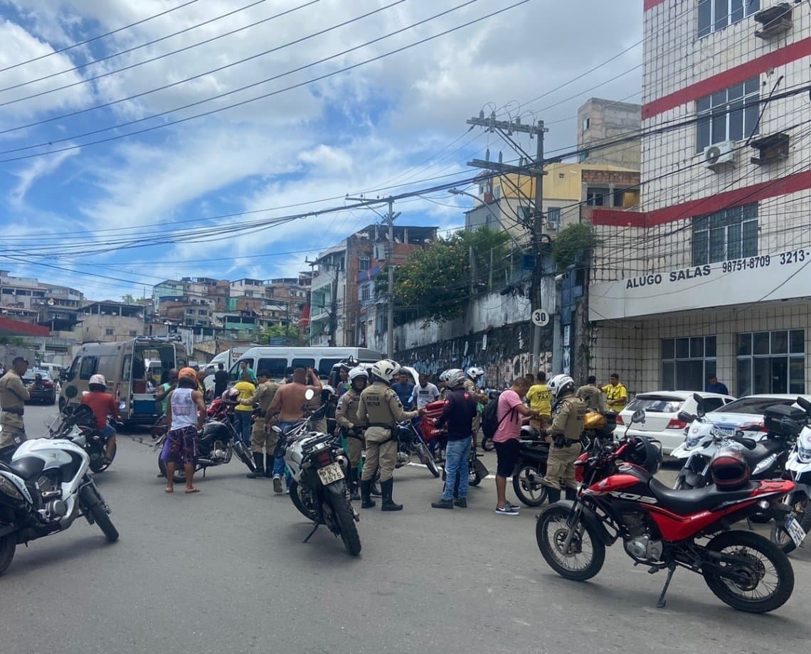 Dois homens são flagrados com uma arma e munições durante abordagem no bairro do Uruguai