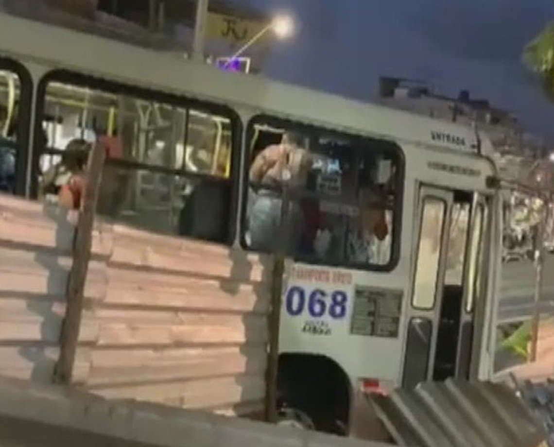 Ônibus perde o controle e invade praça em Itinga, em Lauro de Freitas; assista