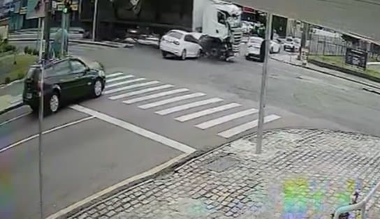 Imagem de Impressionante! Caminhão desgovernado causa estrago em rodovia; motorista estava drogado