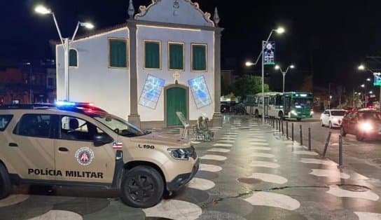 Imagem de PM encontra mulher desaparecida no Rio Vermelho; vítima tinha problemas psiquiátricos