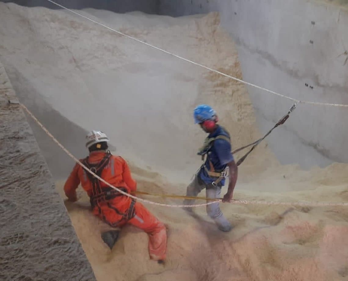 Trabalhador morre soterrado após cair em silo com 400 toneladas de soja, na Bahia