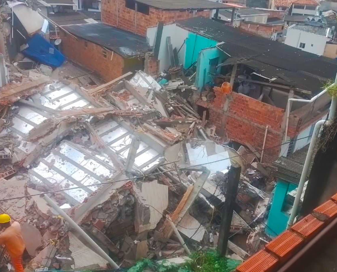 Quatro casas foram destruídas e mais imóveis podem ser demolidos após desabamento em Salvador