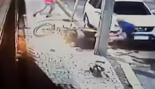 Imagem de Homem dá "voadora" em dois criminosos e foge de assalto; veja vídeo 