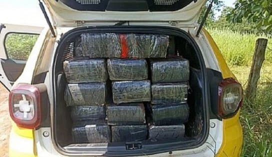 Imagem de Assaltada, mulher com 700 kg de maconha no carro chama a polícia e acaba presa