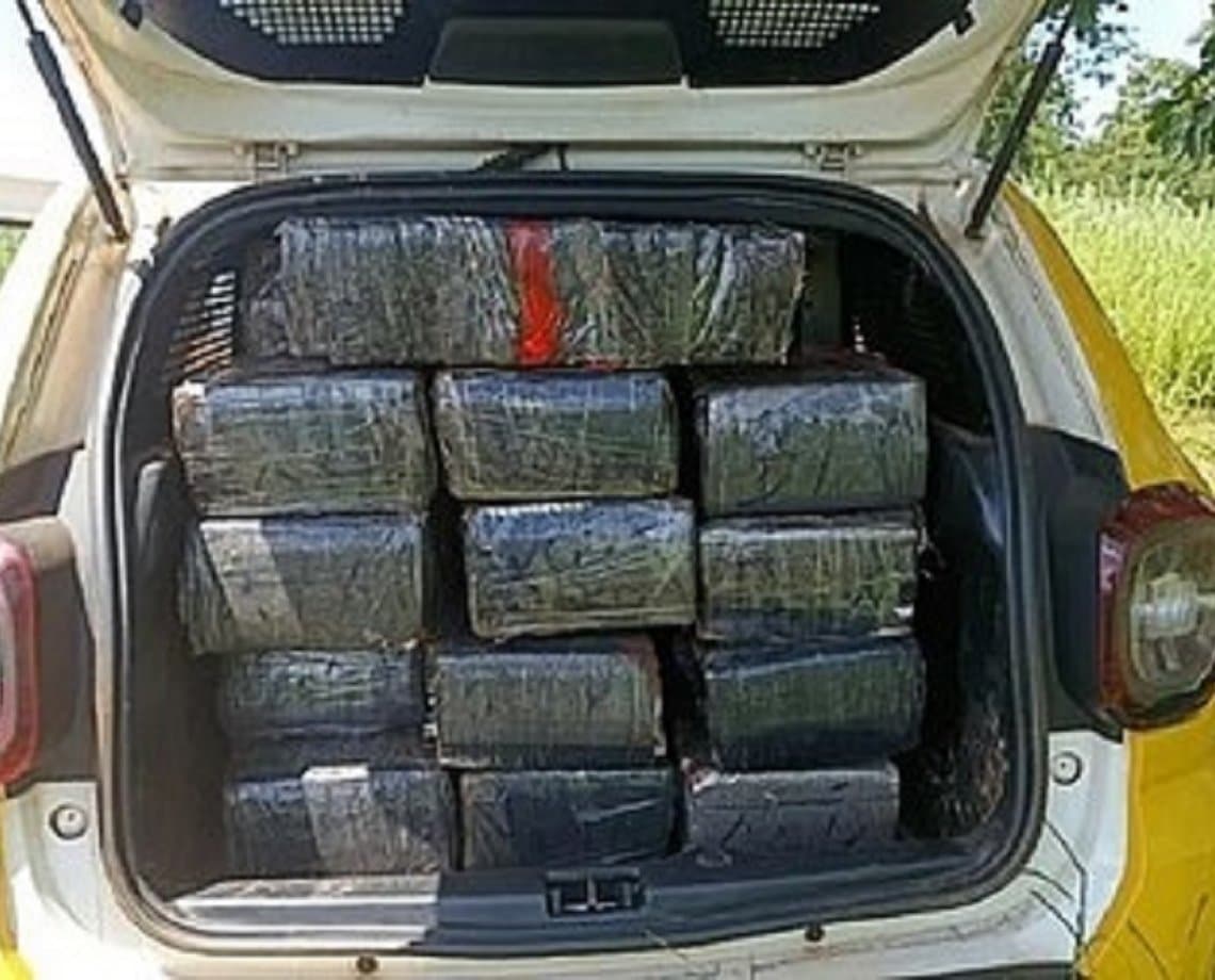 Assaltada, mulher com 700 kg de maconha no carro chama a polícia e acaba presa