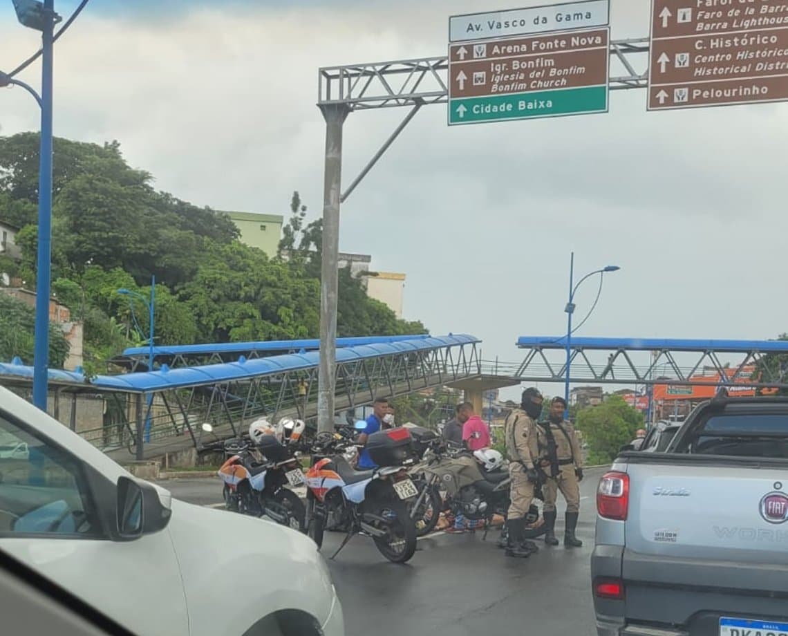 Acidente deixa trânsito lento na Avenida Vasco da Gama, sentido Dique