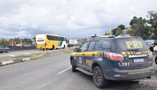 Imagem de PRF encontra diferentes tipos de drogas em bolsa em ônibus em Vitória da Conquista