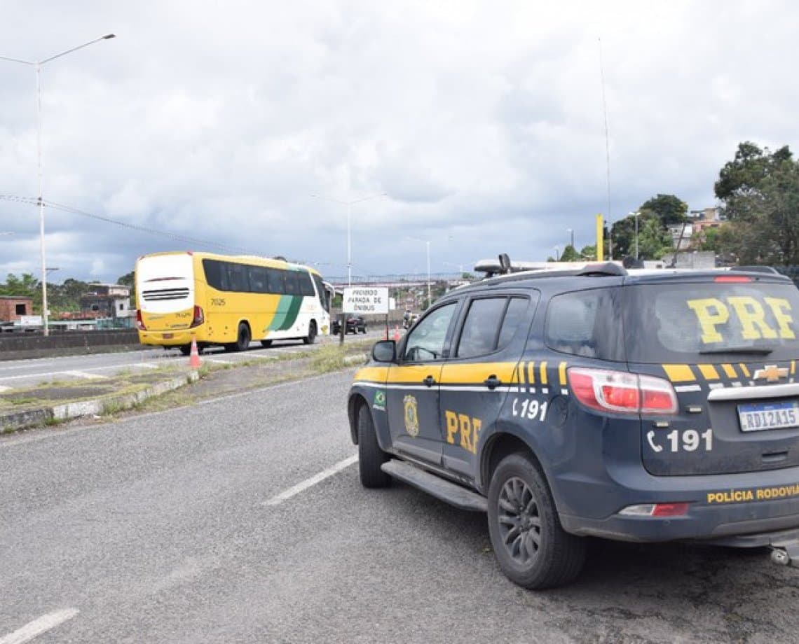 PRF encontra diferentes tipos de drogas em bolsa em ônibus em Vitória da Conquista