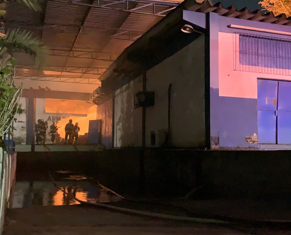 Galpão da Embasa pega fogo no Cabula; sete viaturas do Corpo de Bombeiros estão no local