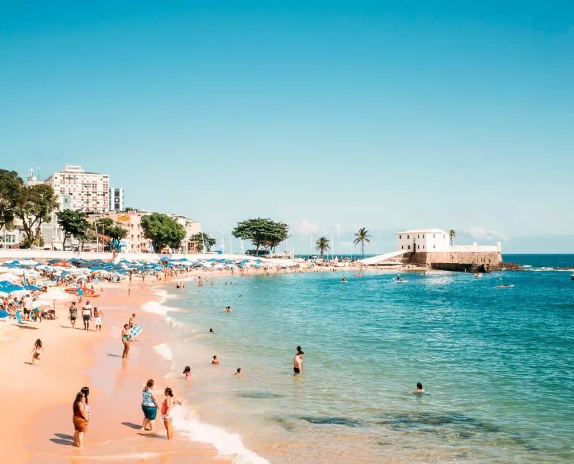 Praia do Porto da Barra está imprópria para banho neste domingo; confira lista completa divulgada pelo Inema