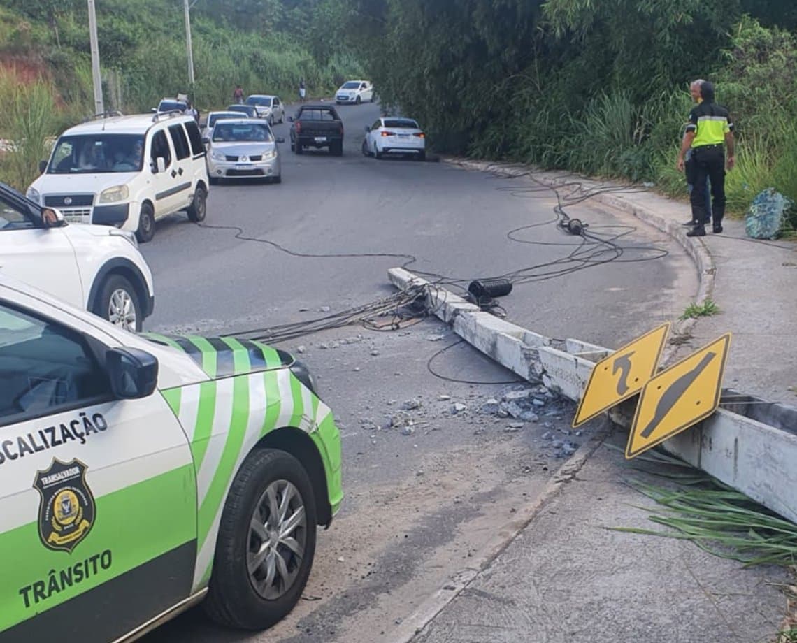 Poste caí e deixa importante via de Salvador parcialmente interditada; confira 