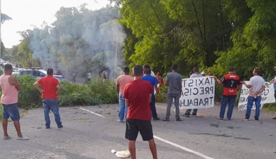 Imagem de Manifestantes ocupam rodovia e deixam trânsito congestionado em Vera Cruz