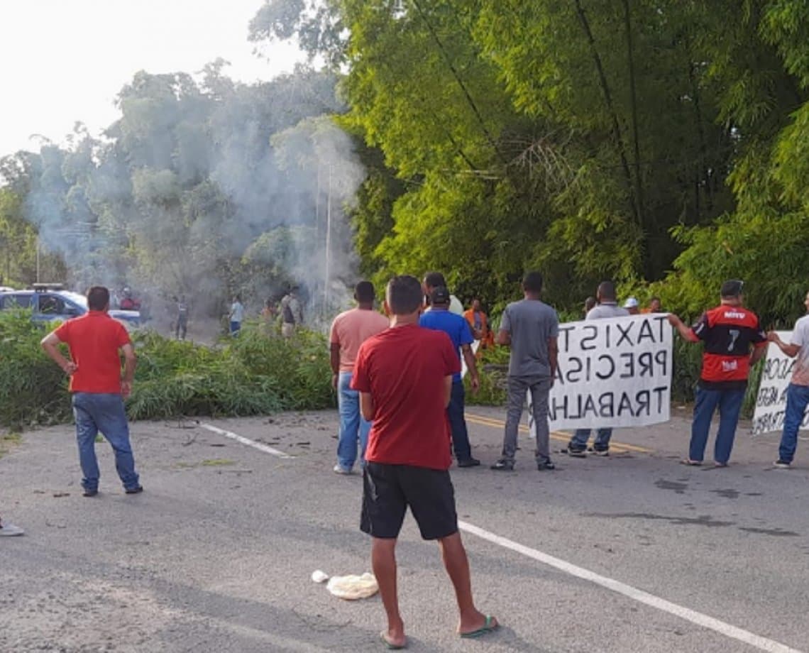 Manifestantes ocupam rodovia e deixam trânsito congestionado em Vera Cruz