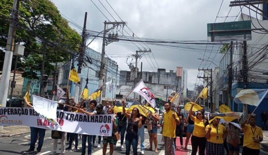 Imagem de Trabalhadores da limpeza realizam manifestação na Avenida Carlos Gomes