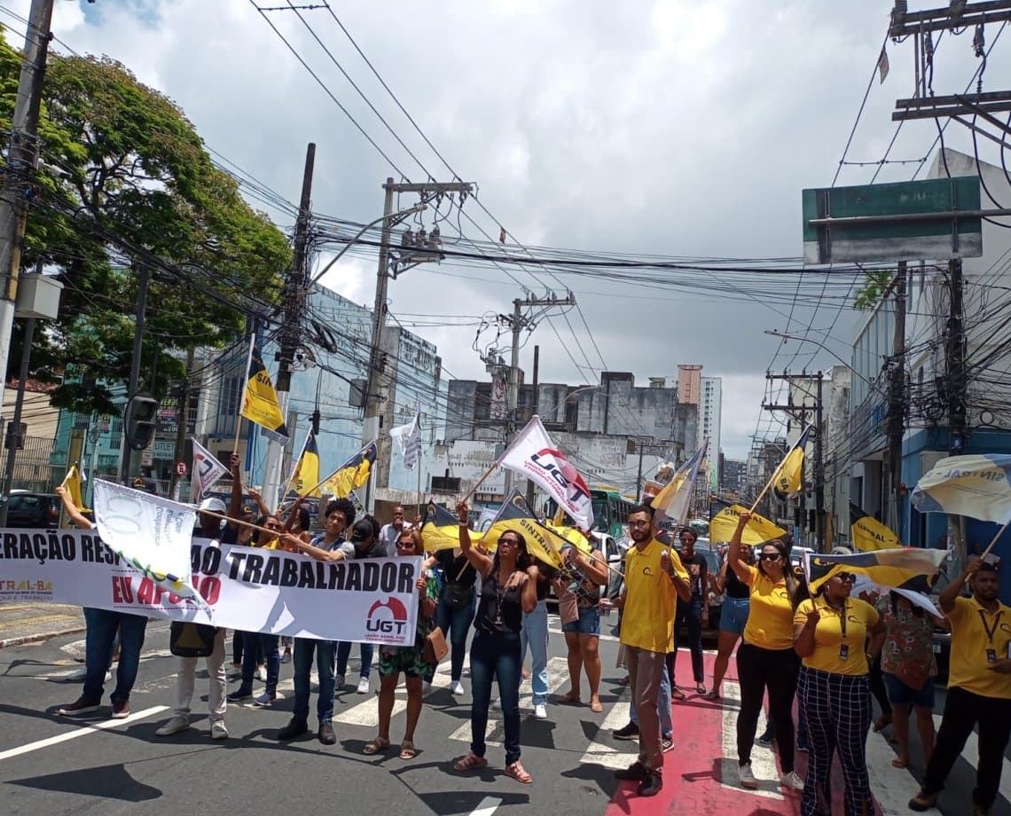 Trabalhadores da limpeza realizam manifestação na Avenida Carlos Gomes