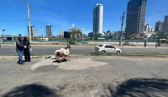 Imagem de Corpo é encontrado dentro de carrinho de supermercado na Avenida ACM; Polícia Civil investiga 