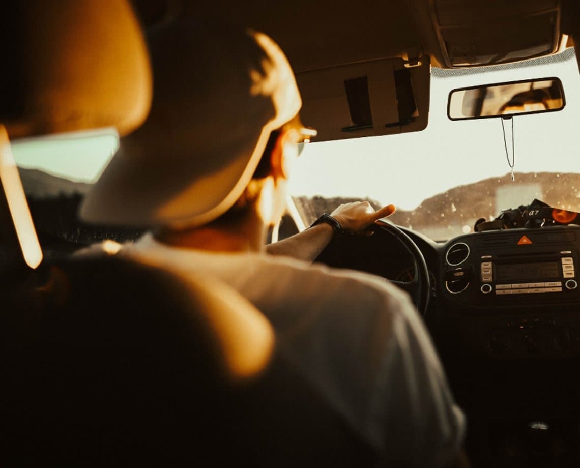 Saiba como evitar dores de coluna durante as viagens de verão; ortopedista dá dicas