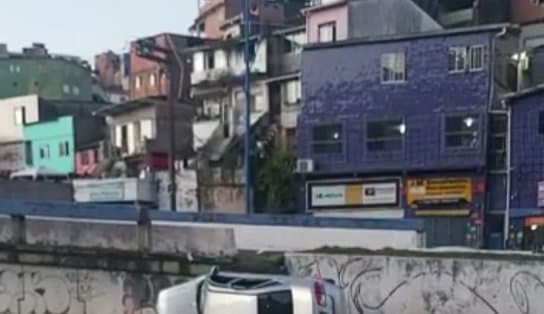 Imagem de Vídeo: carro cai de viaduto na avenida Vasco da Gama, em Salvador, e fica destruído 