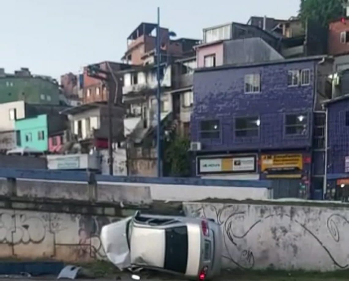 Vídeo: carro cai de viaduto na avenida Vasco da Gama, em Salvador, e fica destruído 