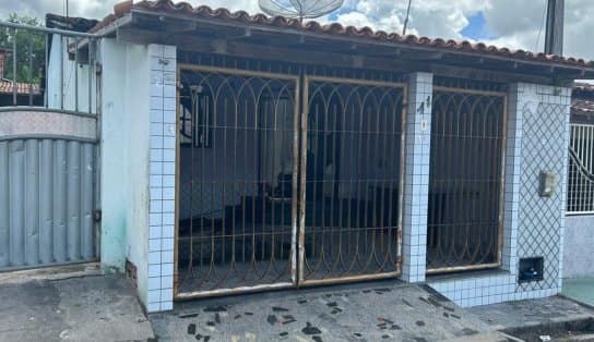 Imagem de Casa onde aconteciam supostos estupros contra jovem de 19 anos é incendiada por populares em Humildes