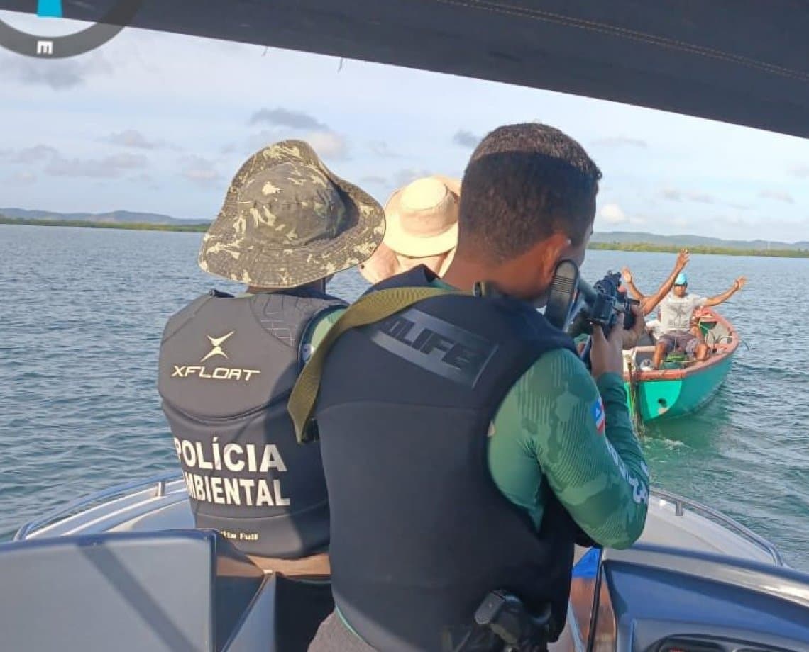 Pescadores são apresentados à PF após flagrante de pesca com bomba em Itaparica