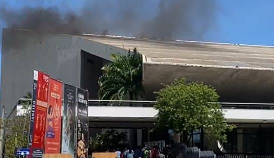 Imagem de Incêndio atinge estrutura do TCA; imagens mostram chamas no teto do teatro