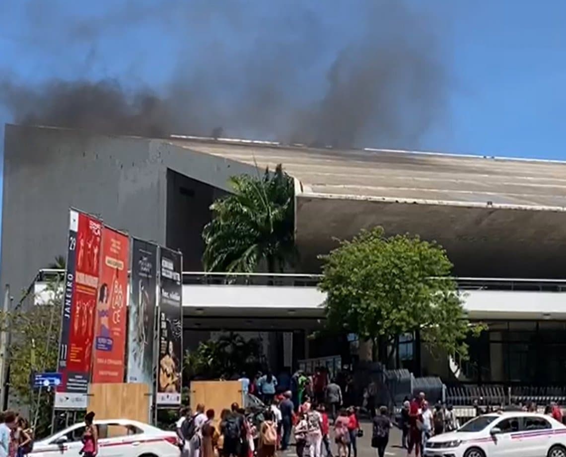 Incêndio atinge estrutura do TCA; imagens mostram chamas no teto do teatro