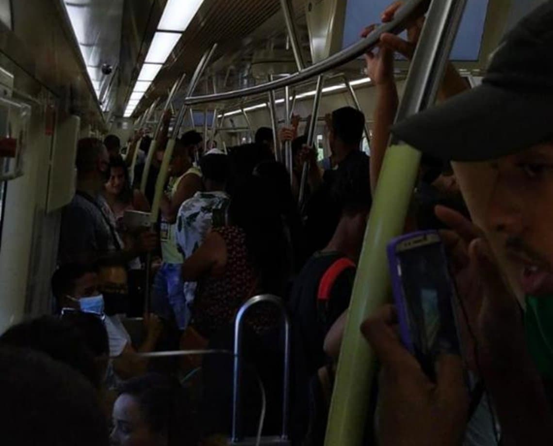 Metrô para por cerca de 20 minutos na estação Acesso Norte; passageiros são obrigados a desembarcar 