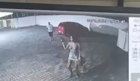 Imagem de Travesti agride PM com "voadora" e rouba a sua arma durante discussão em estacionamento de motel; assista