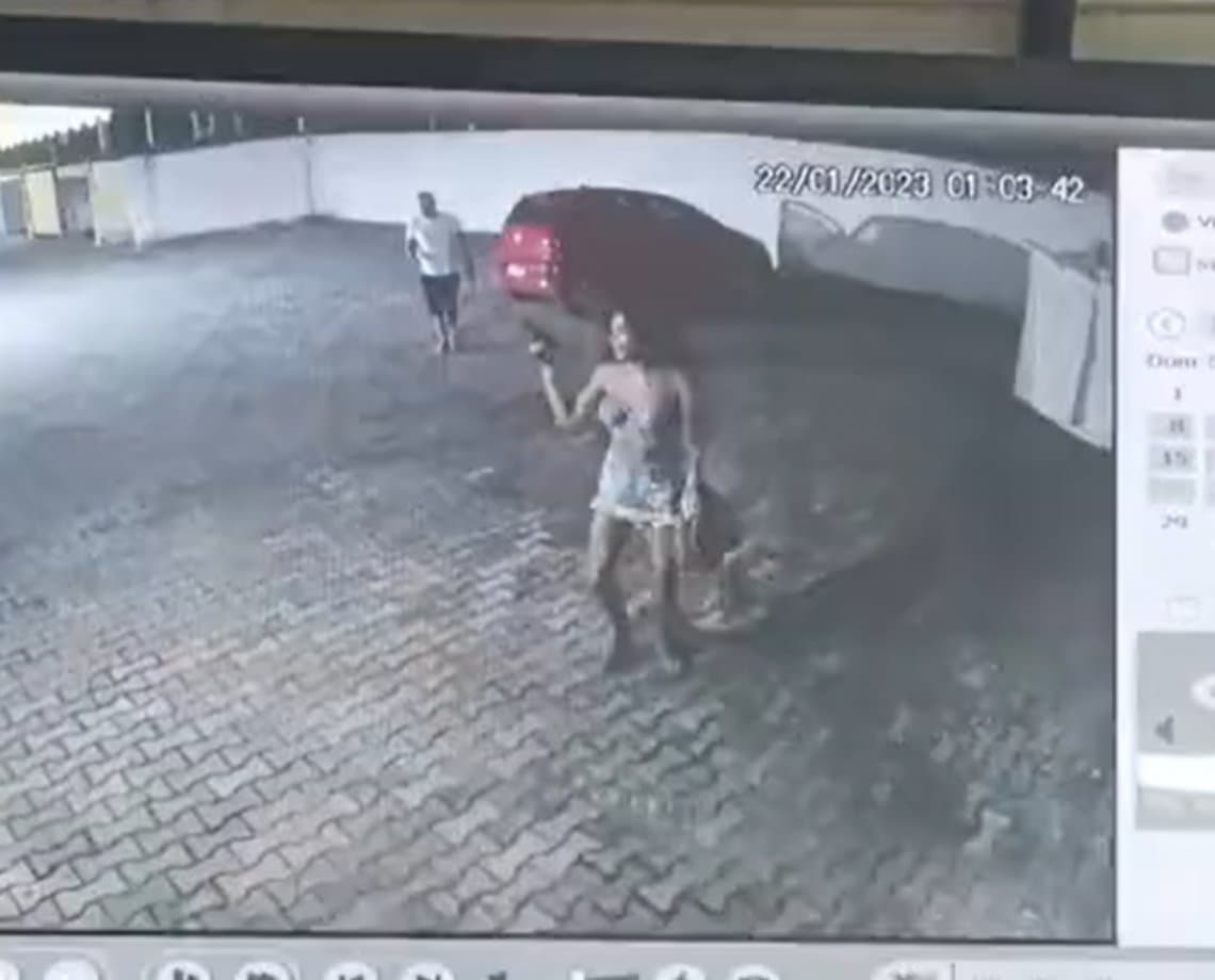 Travesti agride PM com "voadora" e rouba a sua arma durante discussão em estacionamento de motel; assista