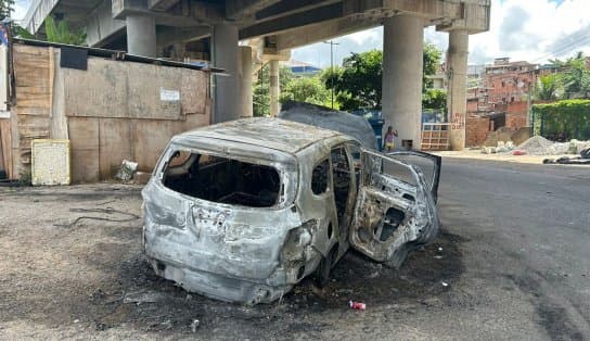 Imagem de Carro bate e pega fogo durante perseguição policial na Br-324, em Salvador; vídeo