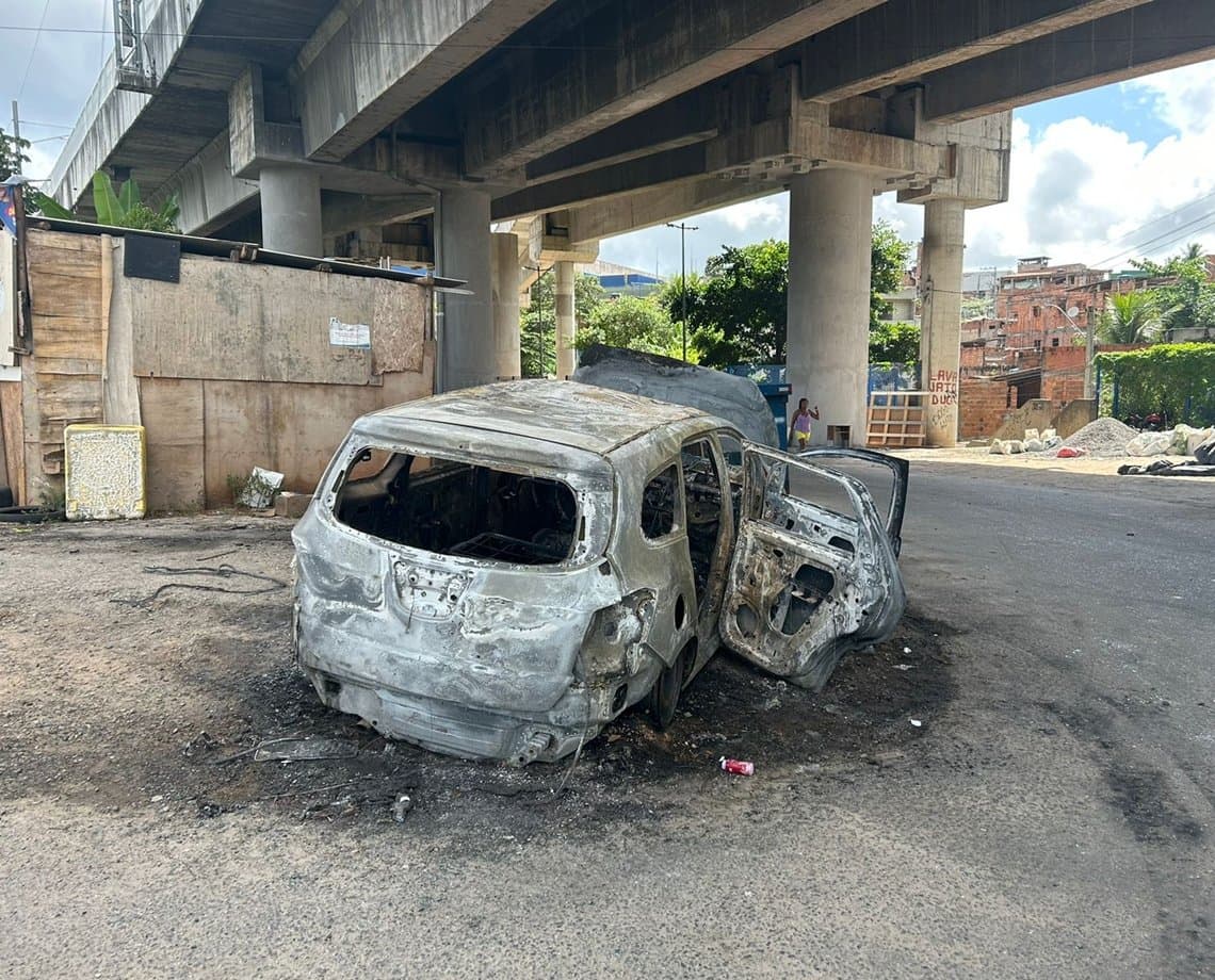 Carro bate e pega fogo durante perseguição policial na Br-324, em Salvador; vídeo