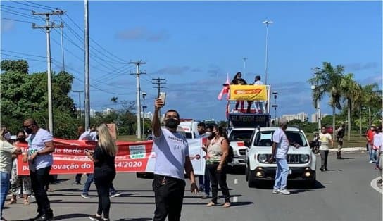 Imagem de Enfermeiros realizam manifestação nas proximidades da rodoviária; trânsito está lento na região 