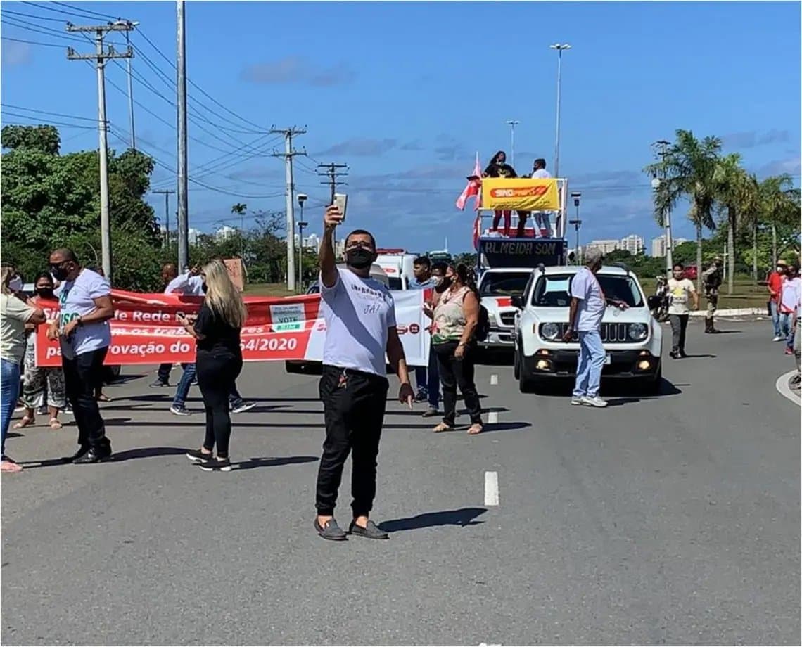 Enfermeiros realizam manifestação nas proximidades da rodoviária; trânsito está lento na região 