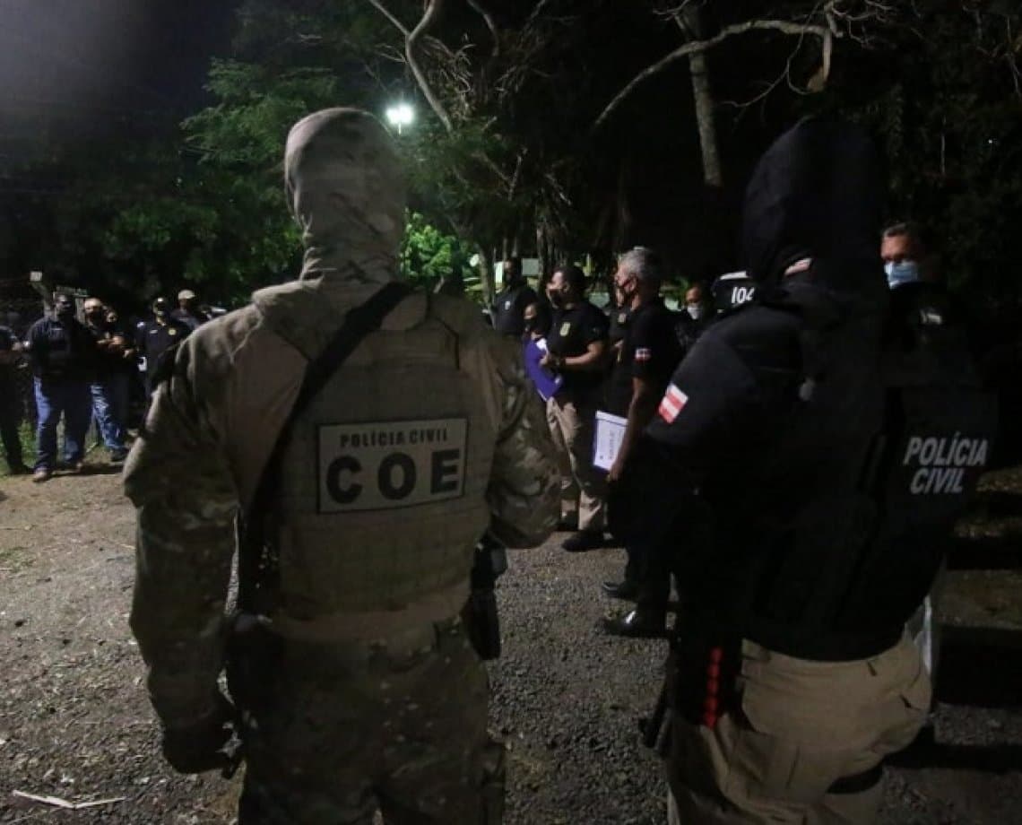 Pontos de tráfico de drogas são alvos de operação policial na cidade de Cachoeira